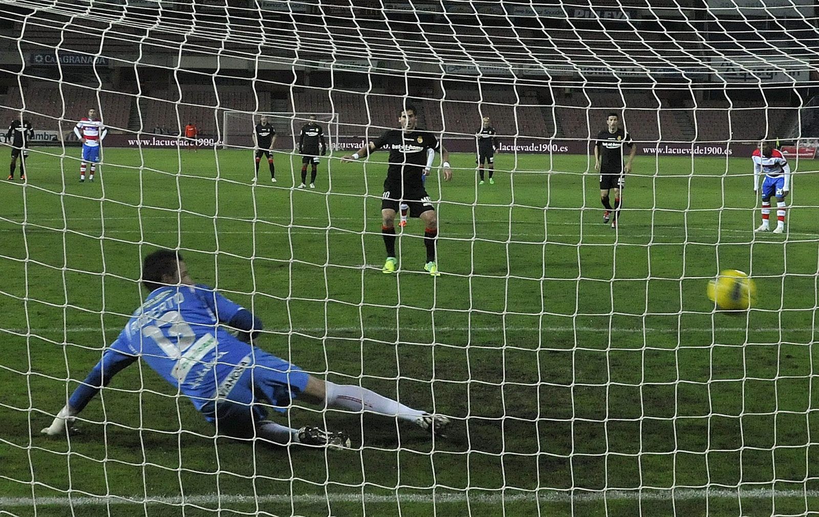 El delantero israelí del Mallorca, Tomer Hemed, marca de penalti el 2-2