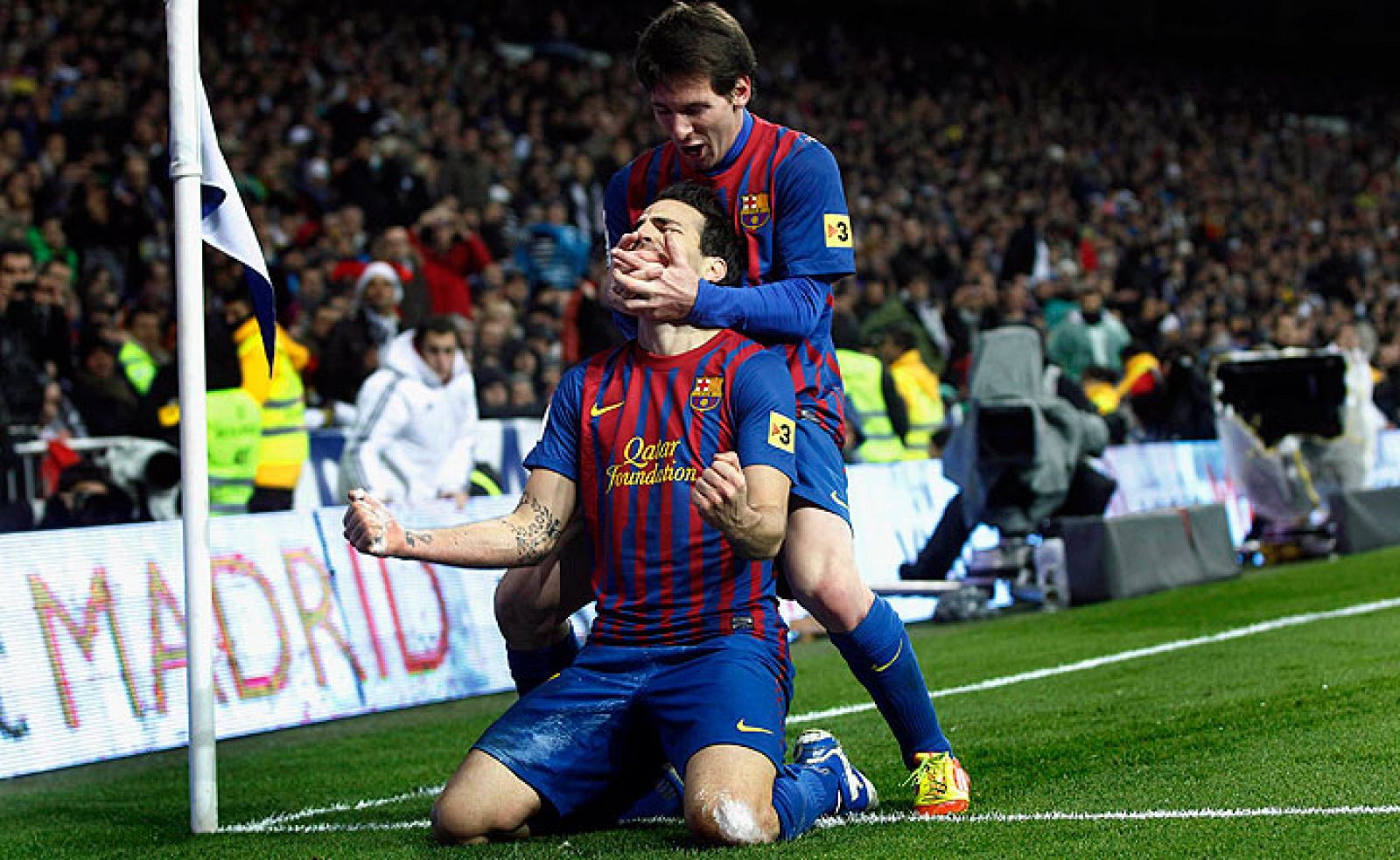 Cesc celebra un gol con Messi. REUTERS.