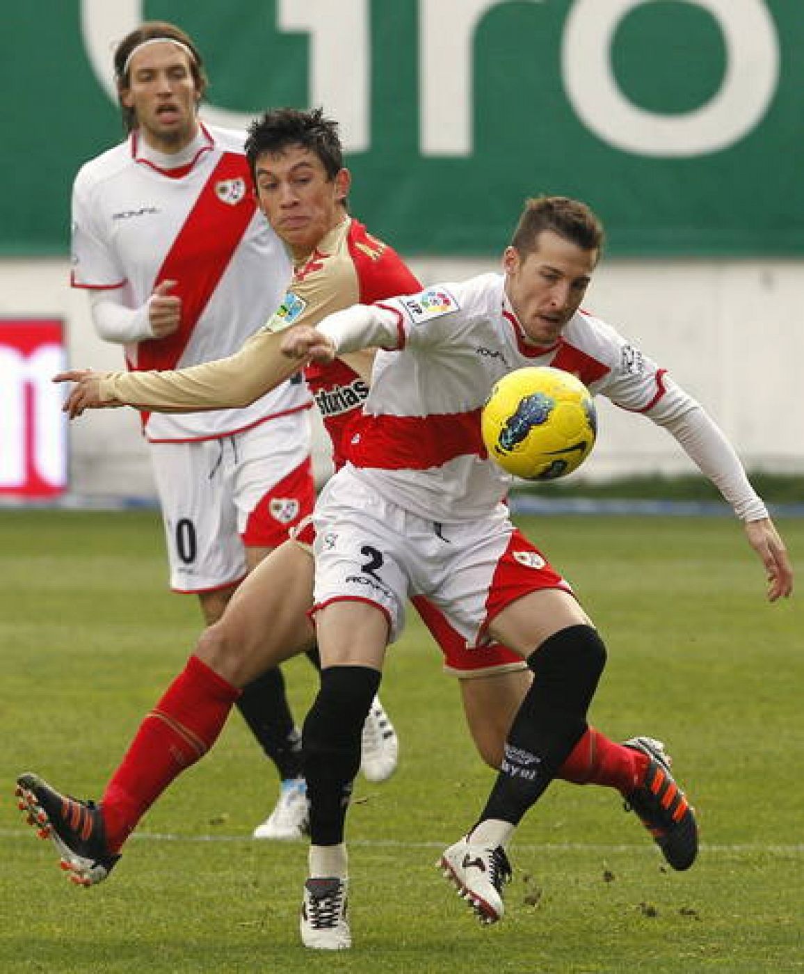 Roberto Román "Tito" intenta controlar un balón ante el centrocampista del Sporting André Castro.
