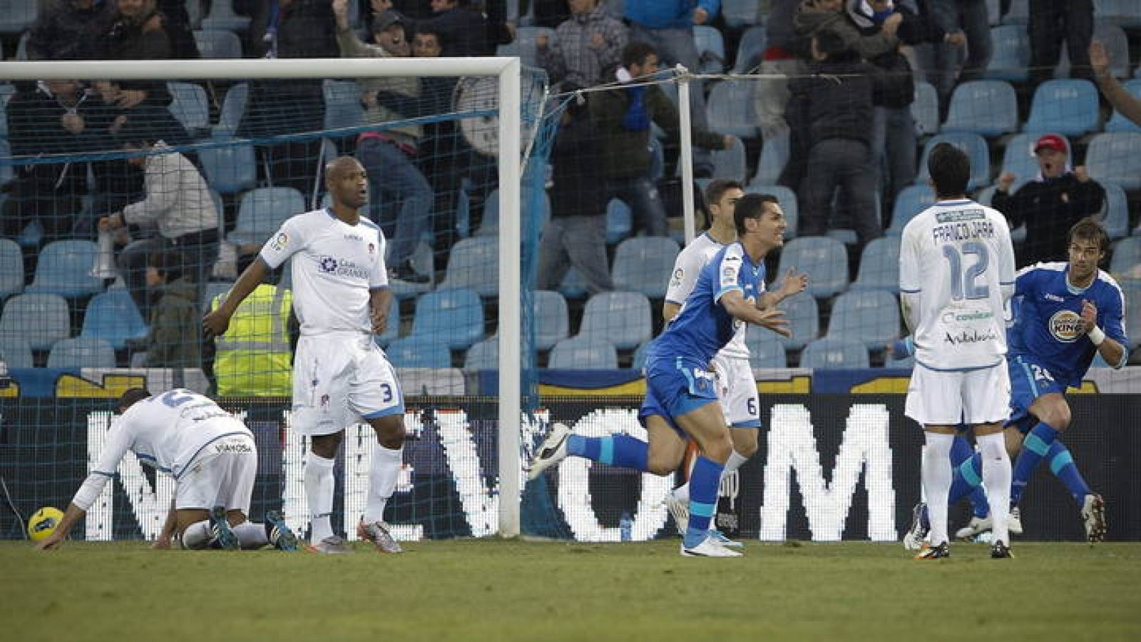 Javier Casquero celebra su gol junto a su compañero Juan Valera.