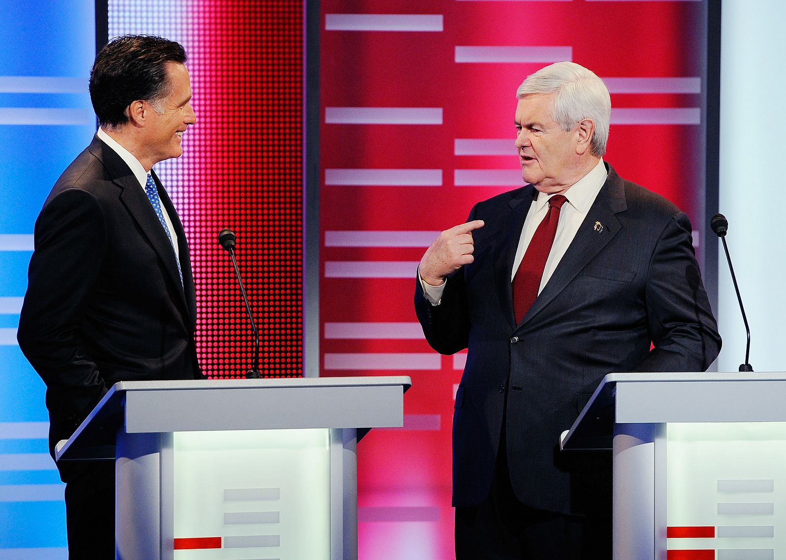 Newt Gingrich (d) y Mitt Romney durante un debate en la ABC News