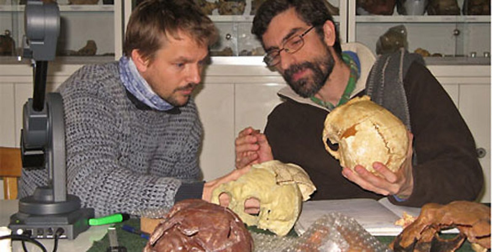 Markus Bastir y Antonio Rosas examinando un cráneo neandertal