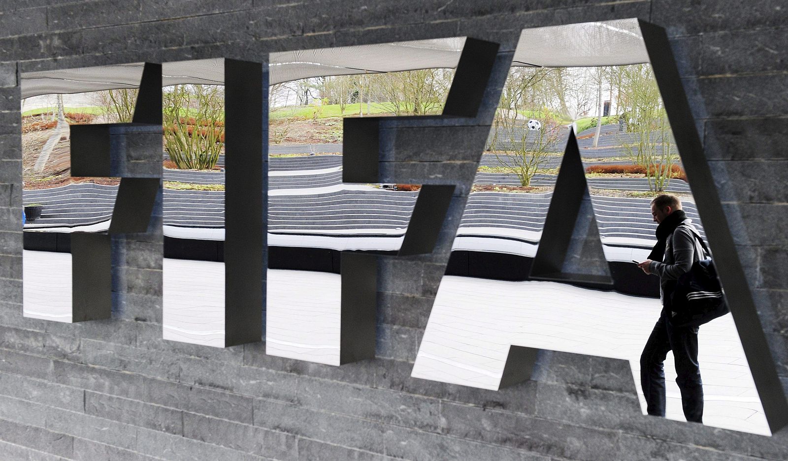 Fotografía de archivo del logo de la FIFA en Zúrich (Suiza).