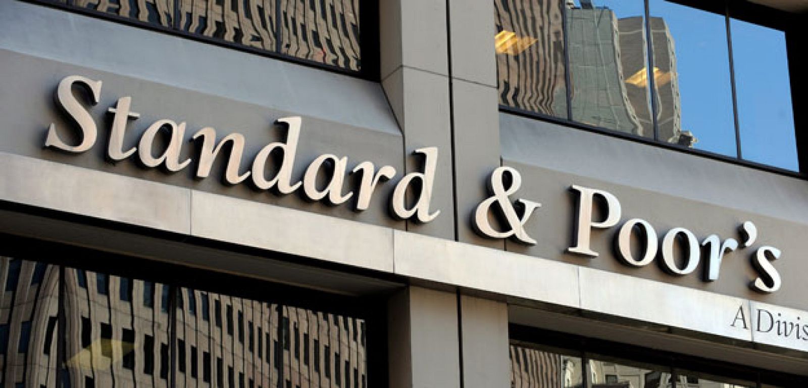 Standard & Poor's rebaja la calificación de diez bancos españoles