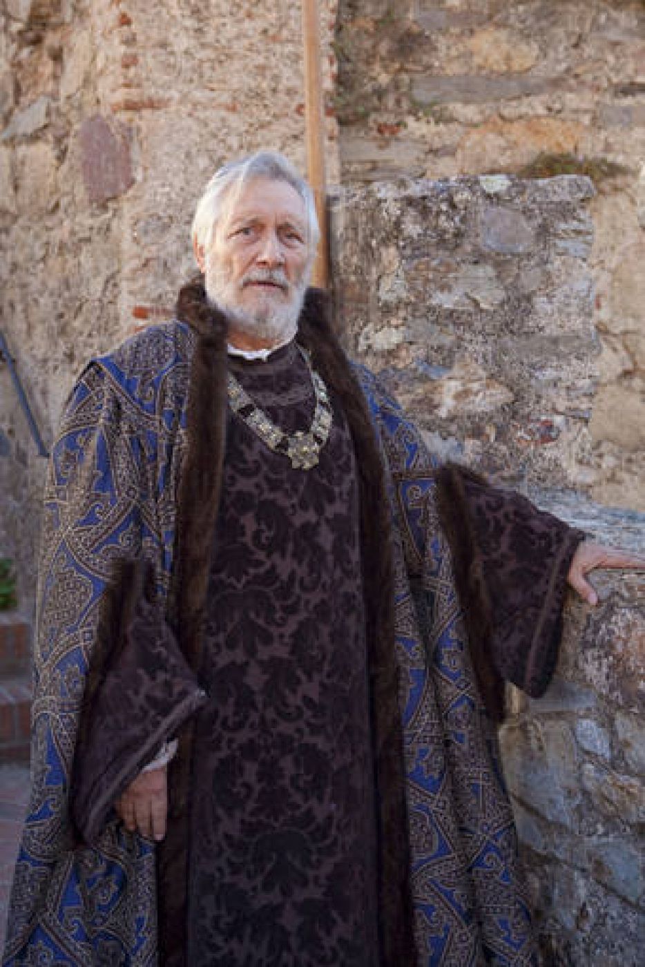 Juan II de Aragón, interpretado por Jordi Banacolocha - Isabel