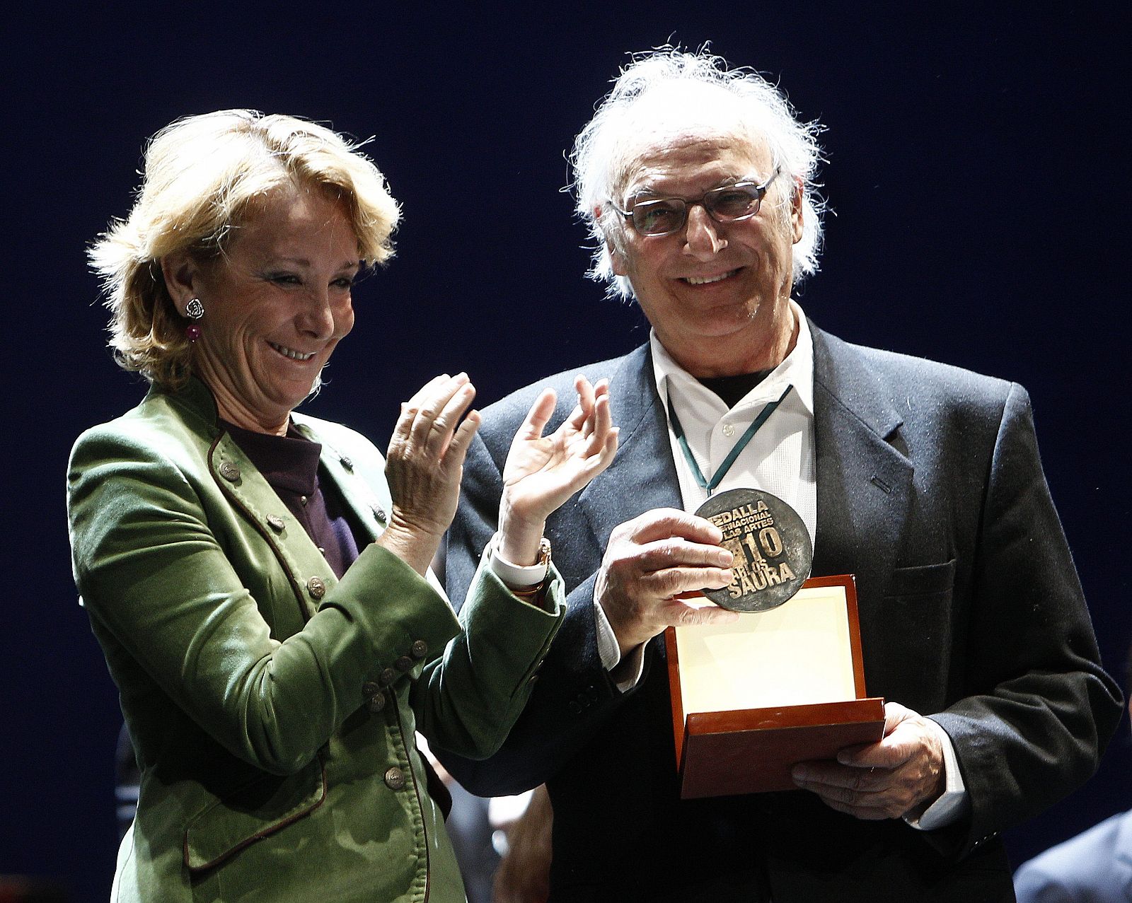 Esperanza Aguirre, tras entregar al director de cine Carlos Saura la Medalla Internacional de las Artes