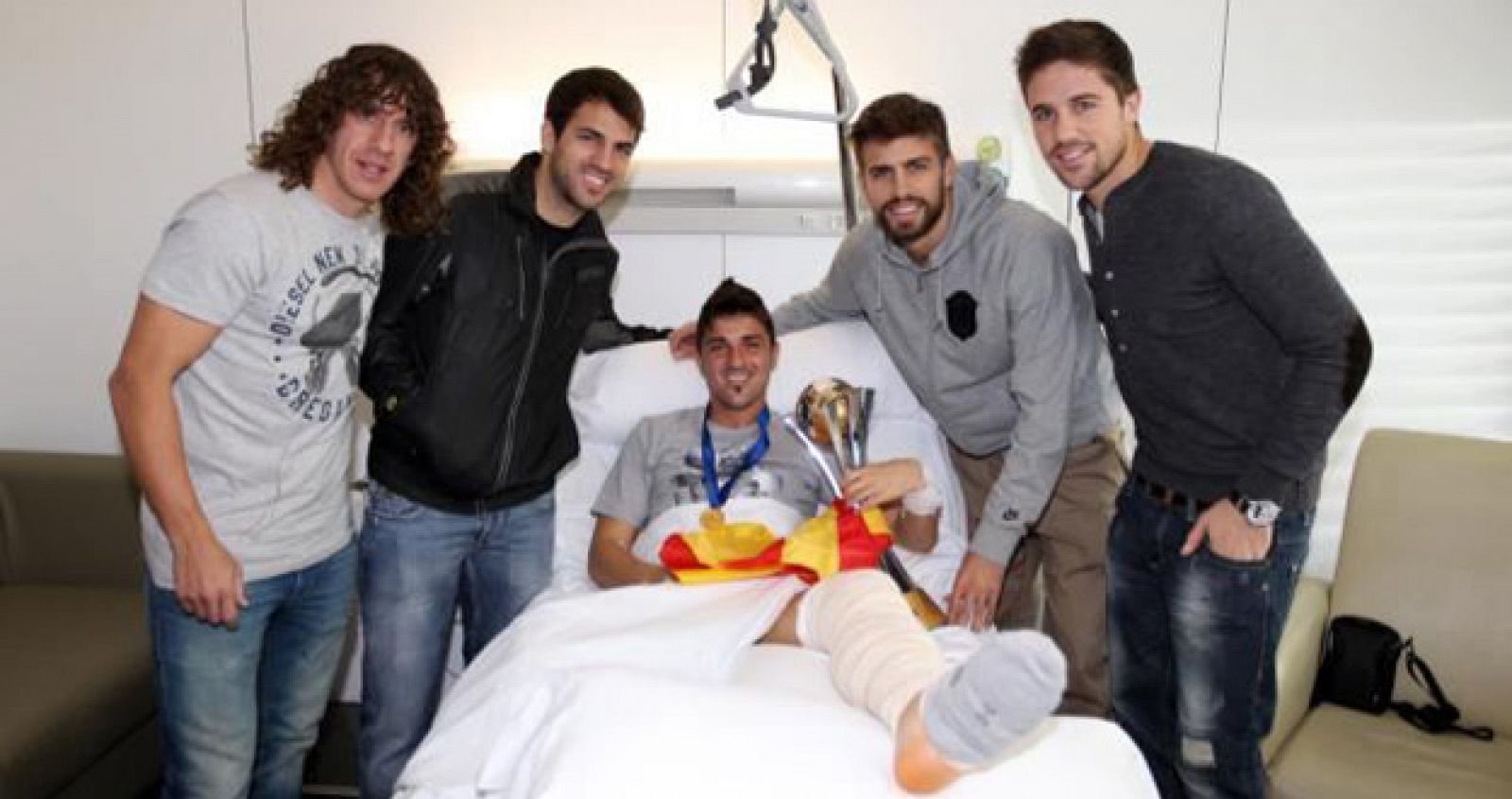 Varios jugadores se han acercado al hospital a ver a Villa y llevarle la copa del Mundial de Clubes.