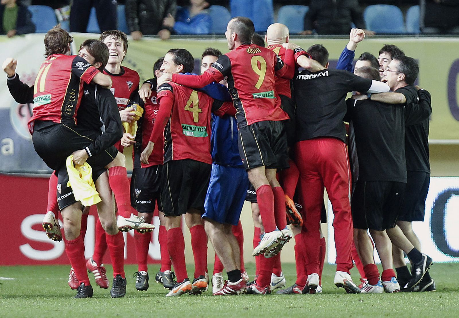 Los jugadores del Mirandés celebran su pase a la siguiente ronda