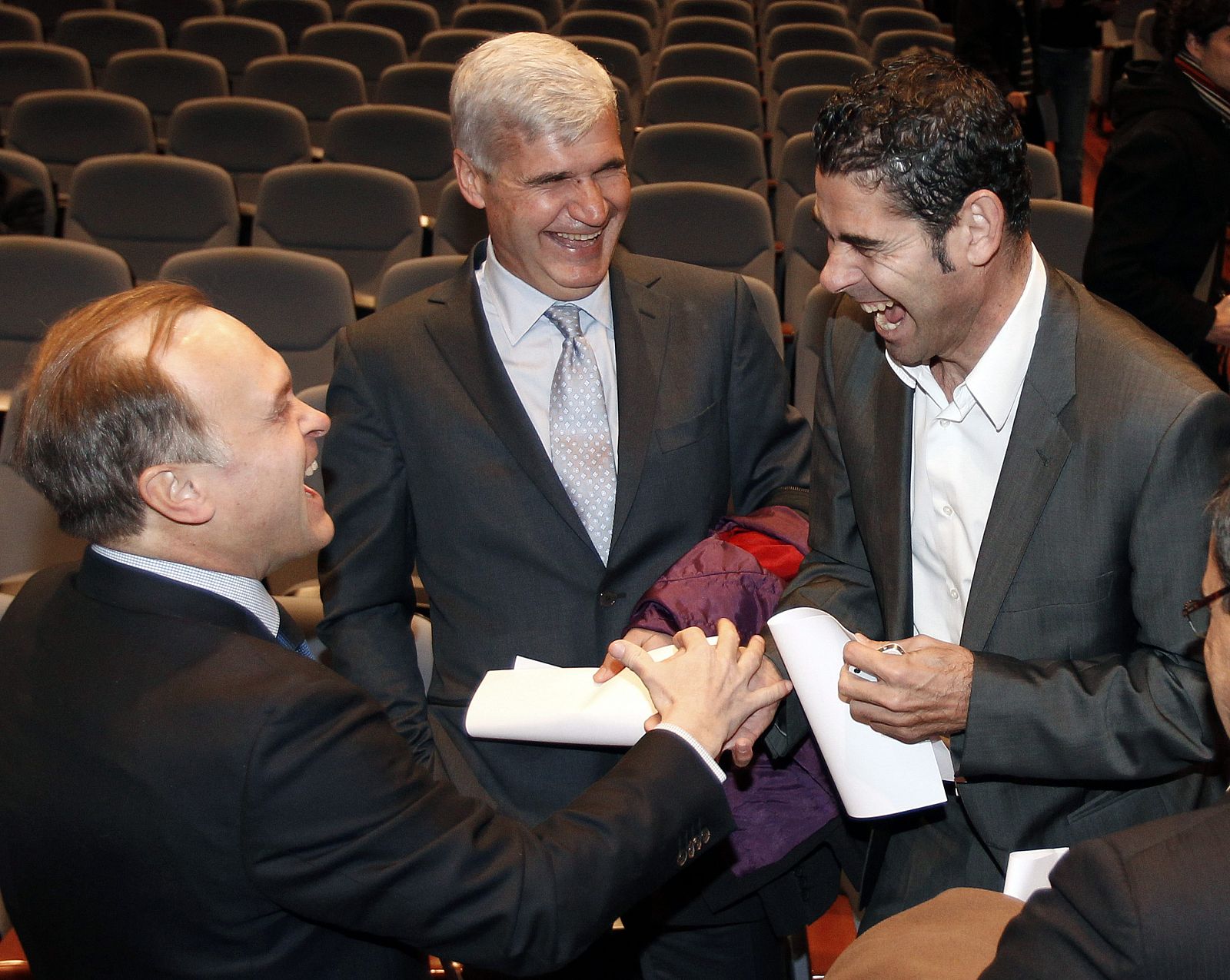 El director de Fútbol del Real Madrid, Miguel Pardeza (i), y el director deportivo del Málaga, Fernando Hierro (d), conversan junto a Pere Gratacós, del Barcelona.