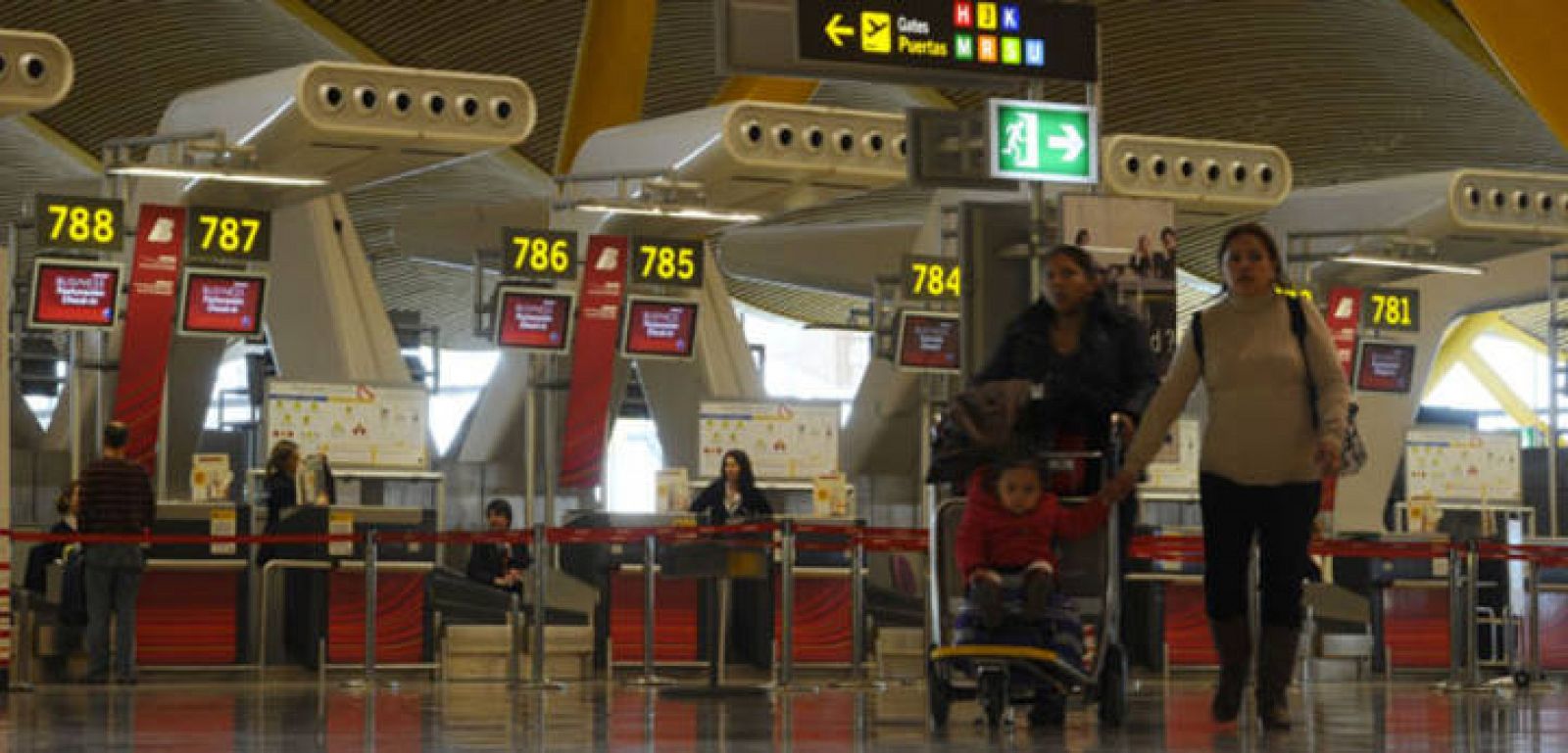 Pasajeros en la terminal de Barajas, en la primera jornada de huelga de pilotos de Iberia, del pasado 18 de diciembre 