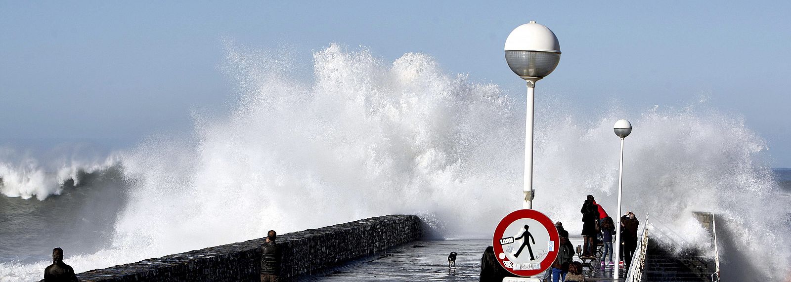 Numerosos curiosos fotografían las olas en el Peine del Viento de San Sebastián.