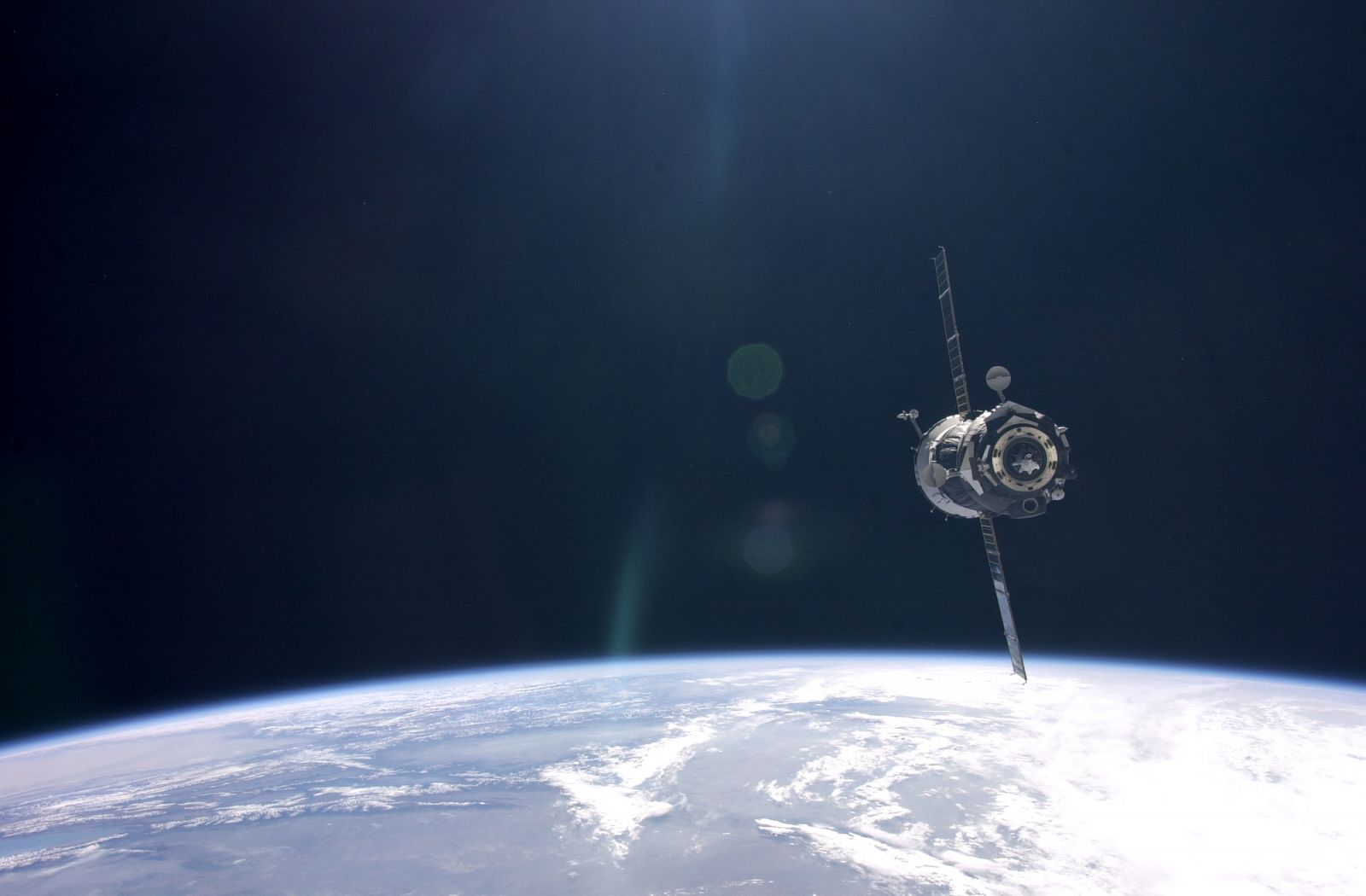 Reproducción artística de la nave SOYUZ aproximándose a la ISS