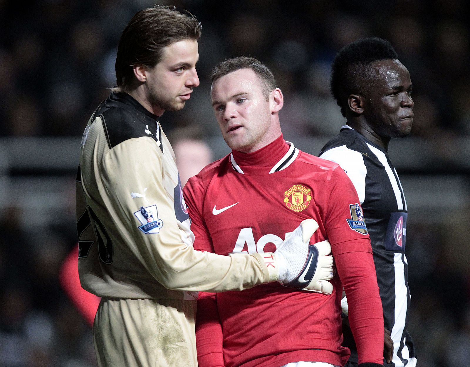 El portero del Newcastle Tim Krul consuela a Rooney durante el partido.