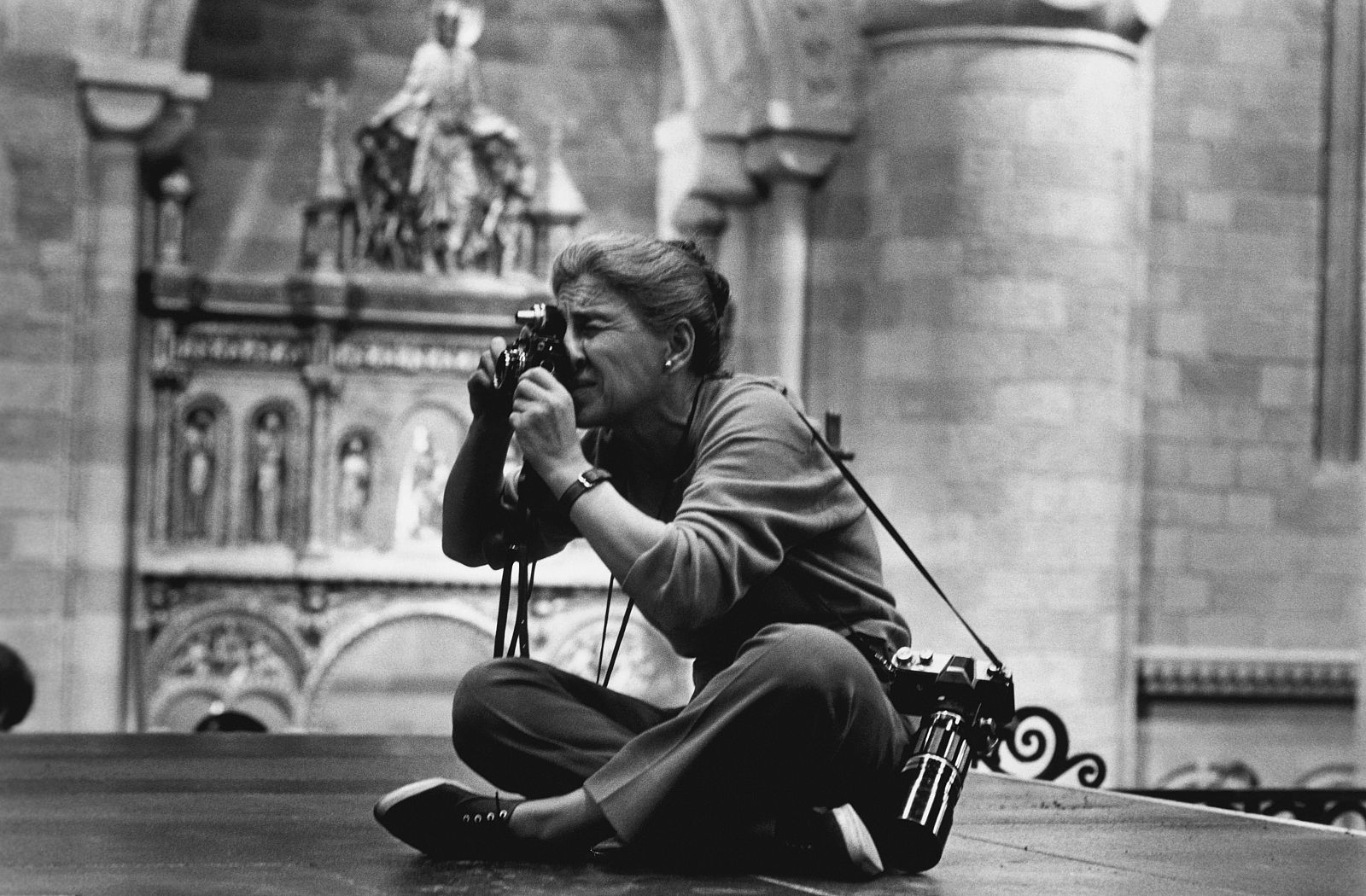 Fotografía de archivo de 1963 de la fotógrafa estadounidense Eve Arnold, la primera mujer en ingresar en la conocida agencia de fotoperiodismo Magnum.