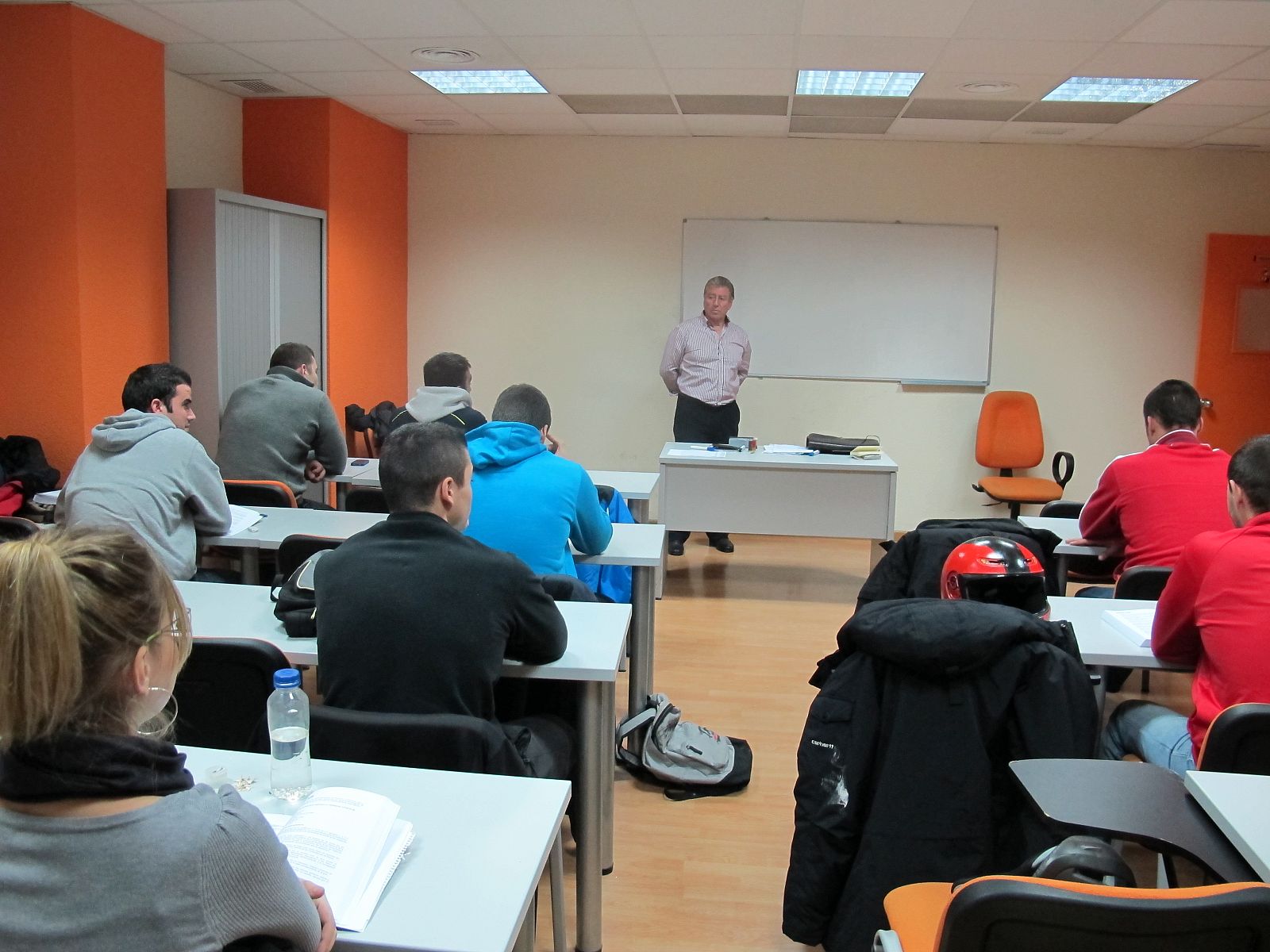 El profesor Santiago Amaya imparte clases a los opositores a Policía Nacional.