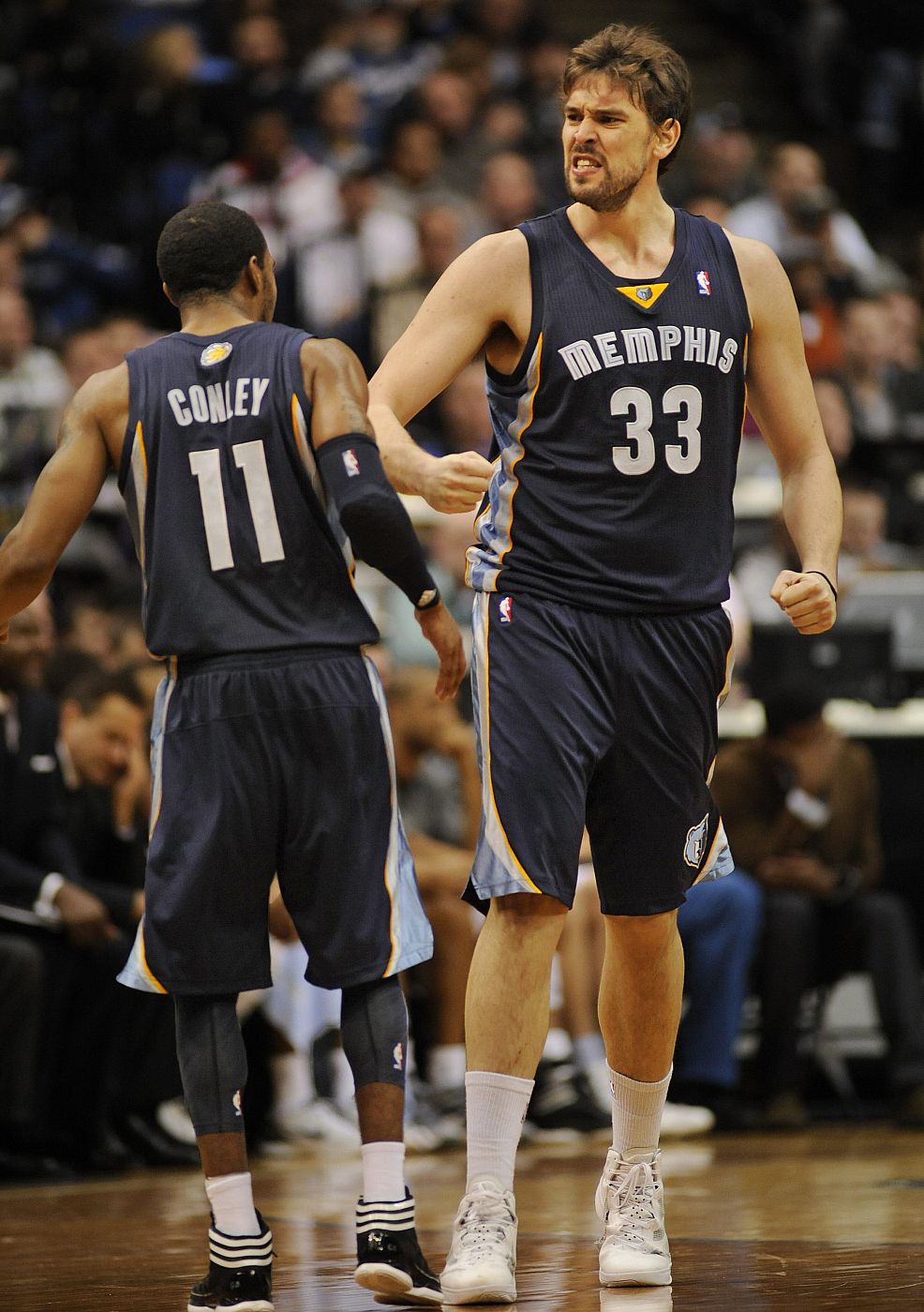 El jugador de Grizzlies Marc Gasol celebra con su compañero Mike Conley.