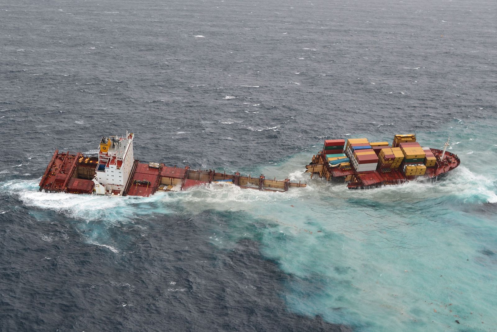 El carguero petrolífero 'Rena', encallado en un arrecife neozelandés desde octubre, se ha partido en dos por una tormenta