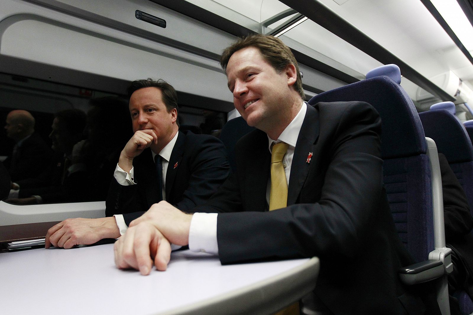 El primer ministro, David Cameron (izquierda), junto al viceprimer ministro Nick Clegg, en el tren que les lleva a la reunión de gabinete, celebrada en la sede de los Juegos Olímpicos 2012