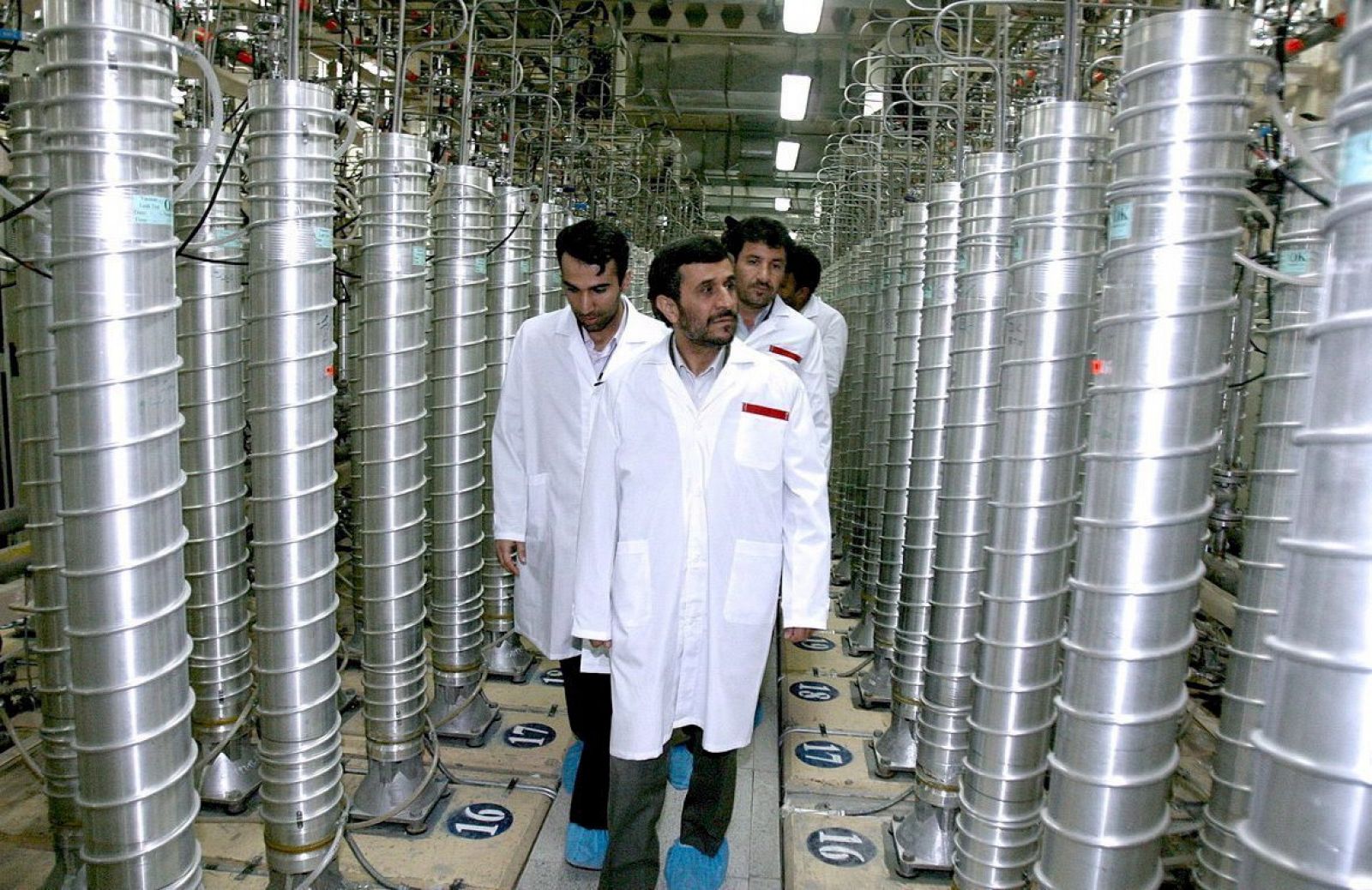 El presidente iraní, Mahmud Ahmadineyad, durante una visita a la planta nuclear de Natanz.