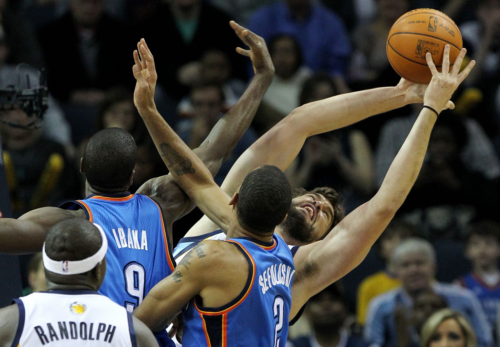 Los jugadores de los Thunder Serge Ibaka (i) y Thabo Sefolosha (c) disputan el balón con Marc Gasol, de los Grizzlies.