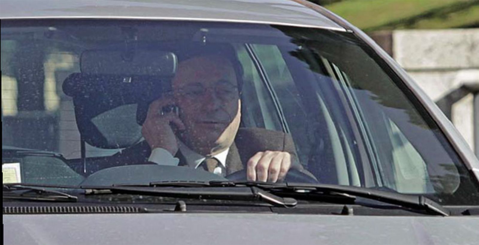 Draghi conduce sin cinturón y hablando por el móvil
