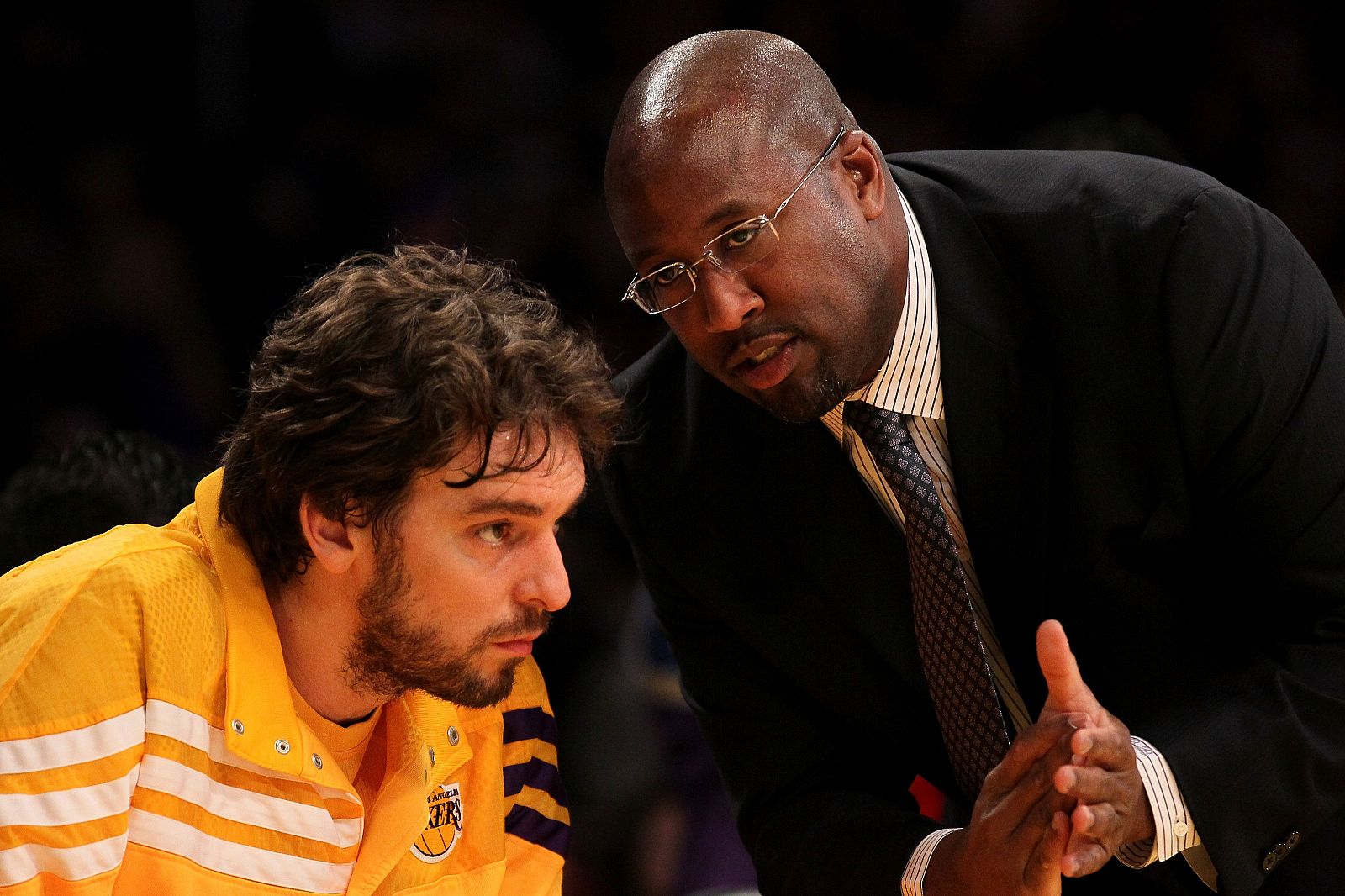 Pau Gasol recibe instrucciones de Mike Brown durante un partido de esta temporada.