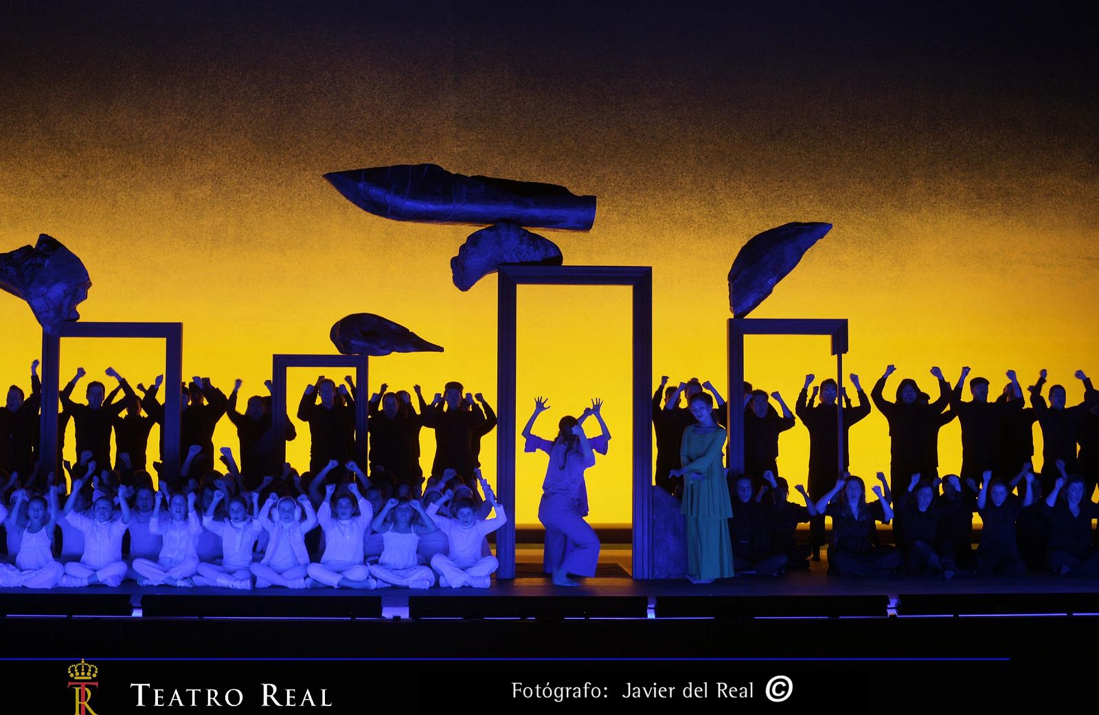 El Coro Titular del Teatro Real  y Coro infantil Pequeños Cantores de la JORCAM en Perséphone.