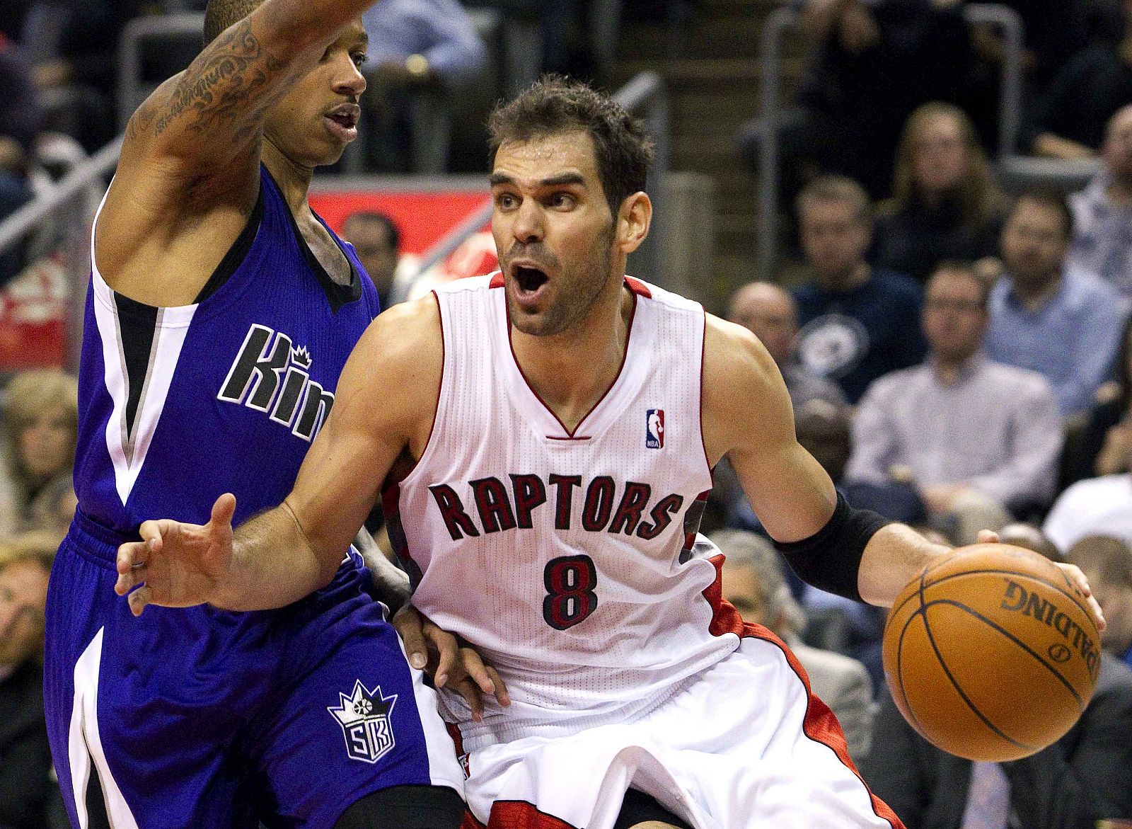 Calderón, de los Toronto Raptors, conduce el balón ante Isaiah Thomas, de los Sacramento Kings.
