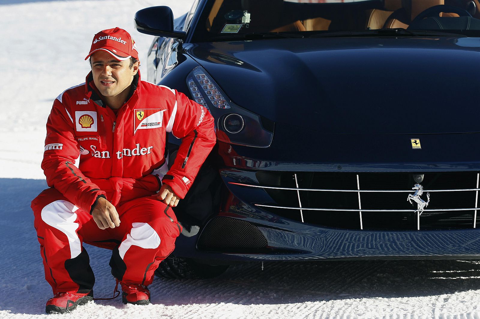 Felipe Massa posa junto a un Ferrari FF durante el encuentro anual de la escudería italiana en Madonna di Campiglio.