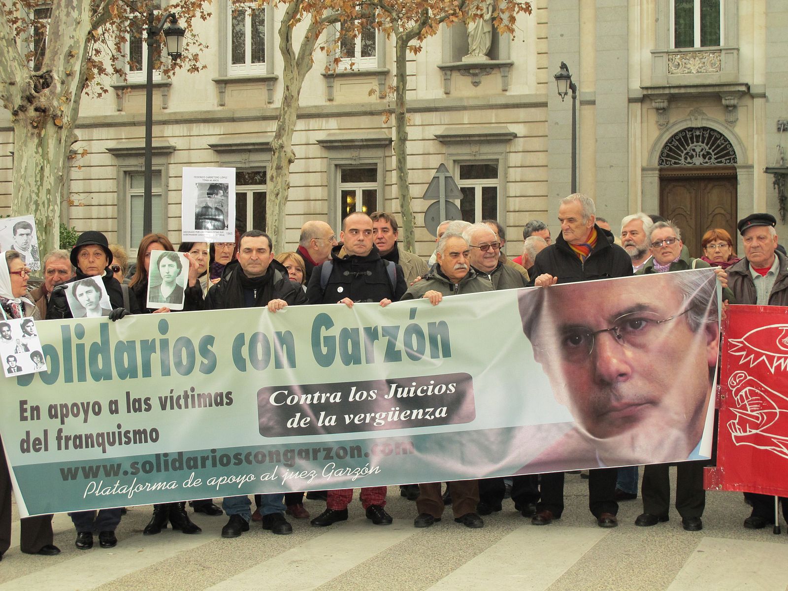 La plataforma "Solidarios con Garzón" se concentra ante el Tribunal Supremo.