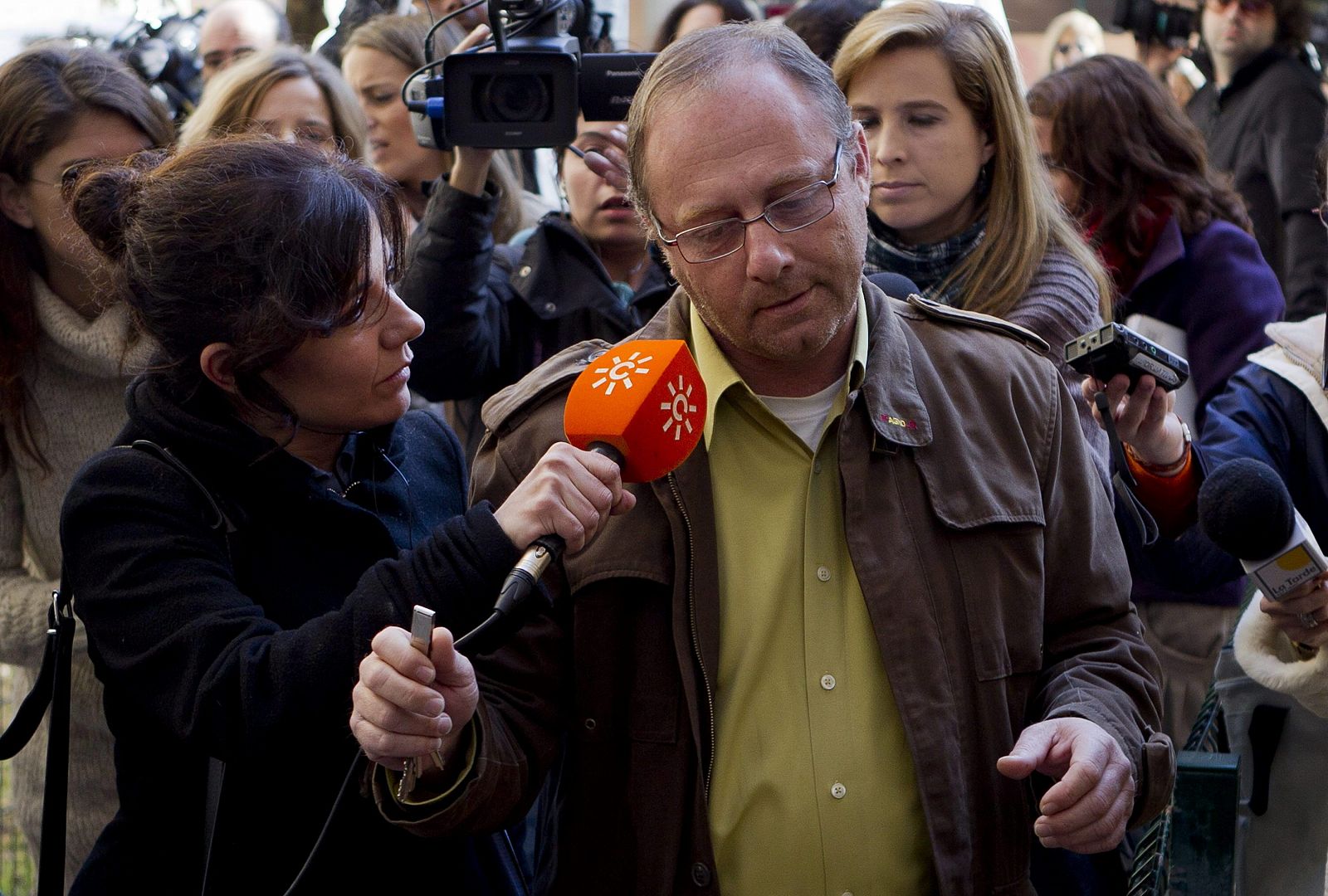 Antonio del Castillo, padre de Marta, hace declaraciones a los medios de comunicación en la puerta del domicilio familiar en Sevilla.
