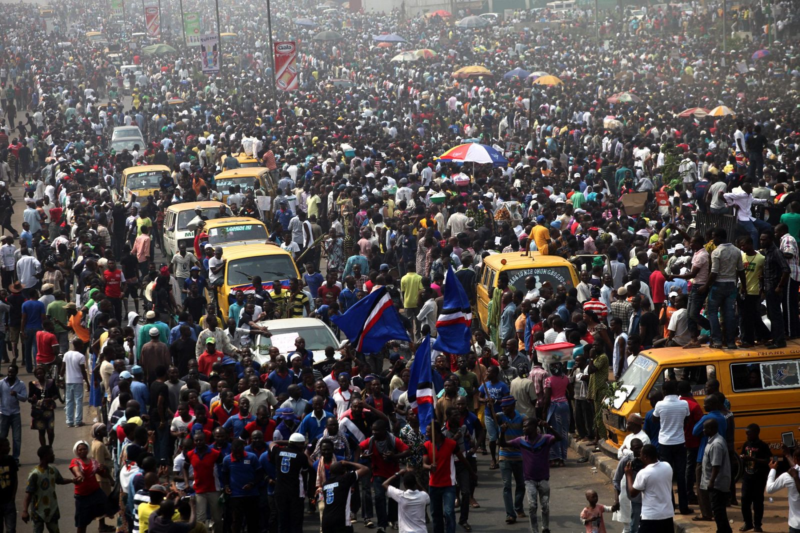 Imagen panorámica del quinto día de huelga en Nigeria