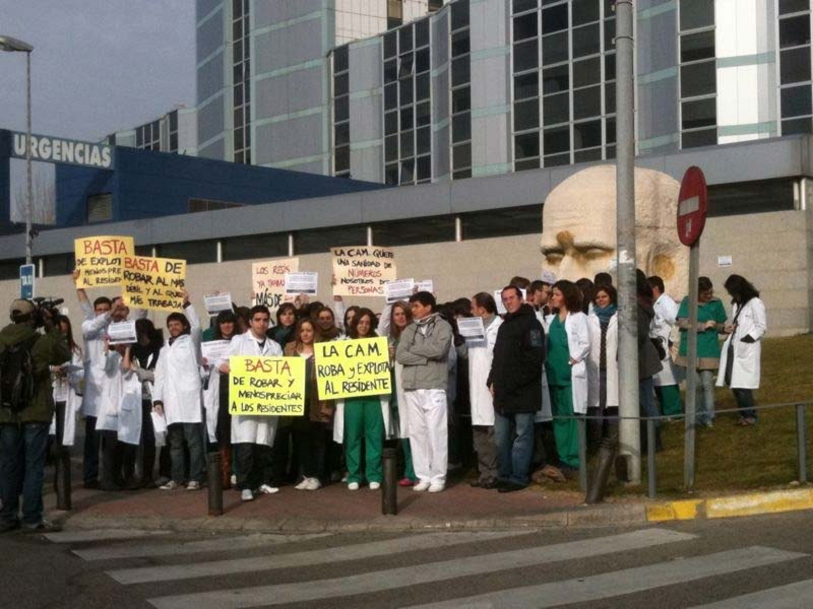 Los MIR madrileños protestan en las puertas de varios hospitales este sábado