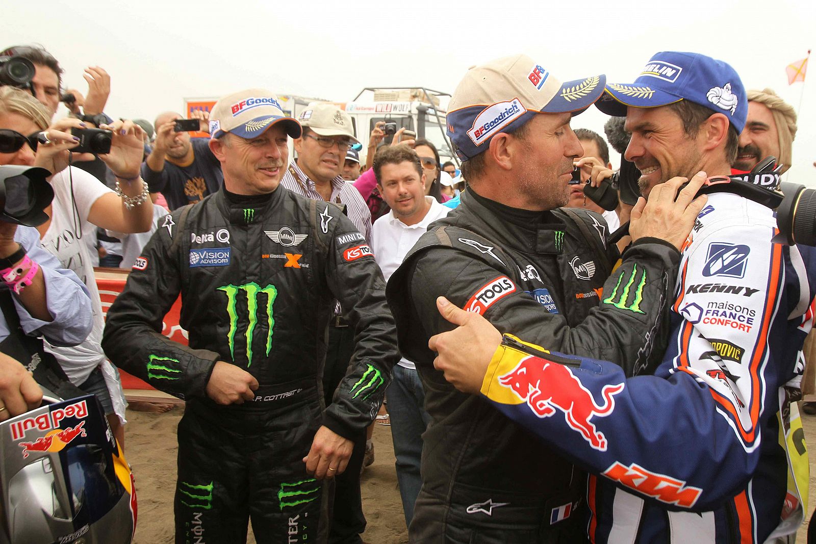 El piloto francés Stéphane Peterhansel celebra la victoria con el motociclista Cyril Despres.