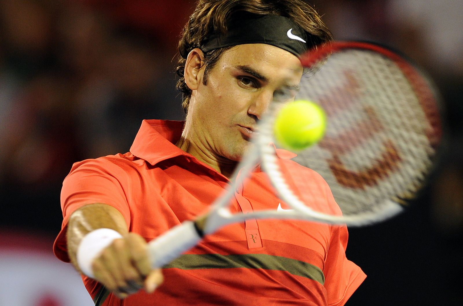 Roger Federer durante su partido ante el ruso Alexander Kudryavtsev en la primera ronda del Open de Australia 2012.