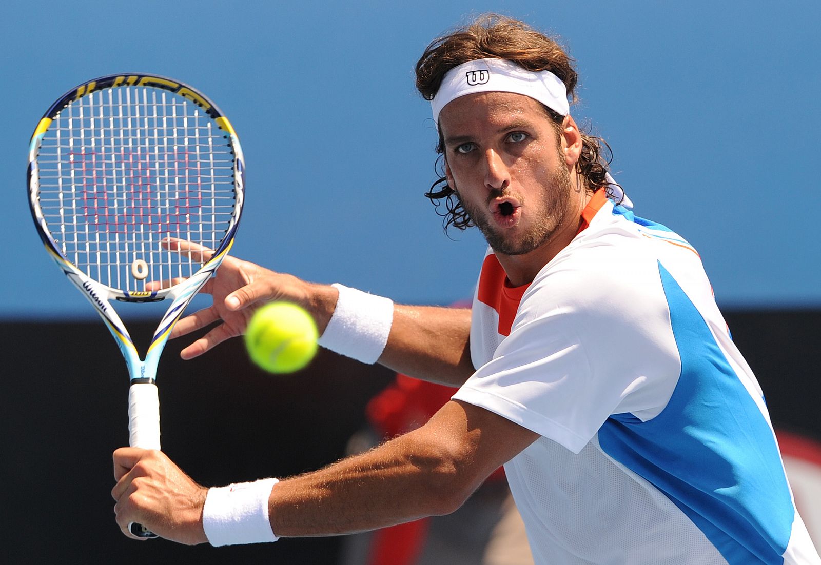 Feliciano López devuelve la bola ante Flavio Cipolla en el Open de Australia 2012.