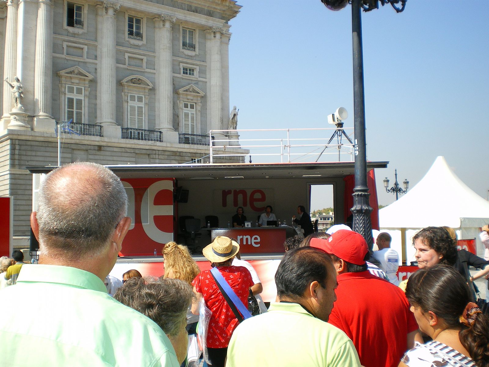 El estudio móvil de RNE, frente al Palacio Real de Madrid en un reciente encuentro con los oyentes.