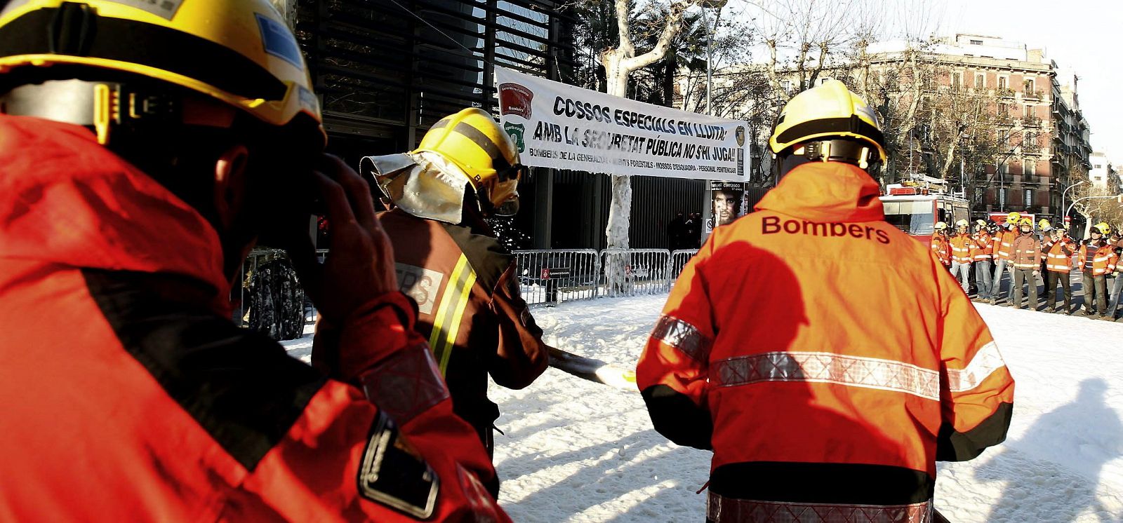Los bomberos catalanes, entre otro funcionarios públicos, se han manifestado por los recortes de las Generalitat.