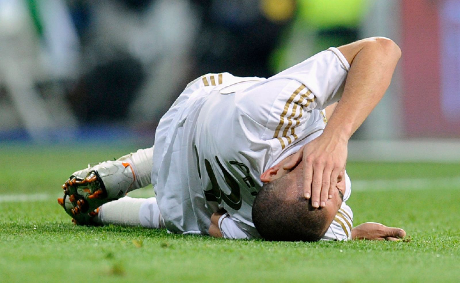 Pepe se queja amargamente, tendido sobre el césped del Santiago Bernabéu. REUTERS
