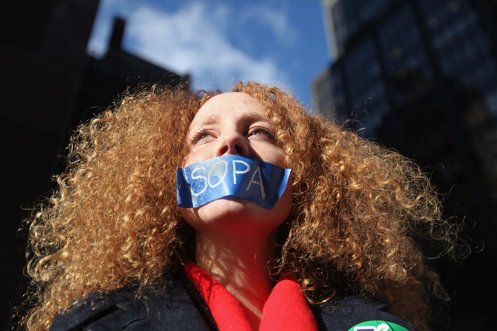 Una manifestante muestra su desacuerdo contra la Ley SOPA