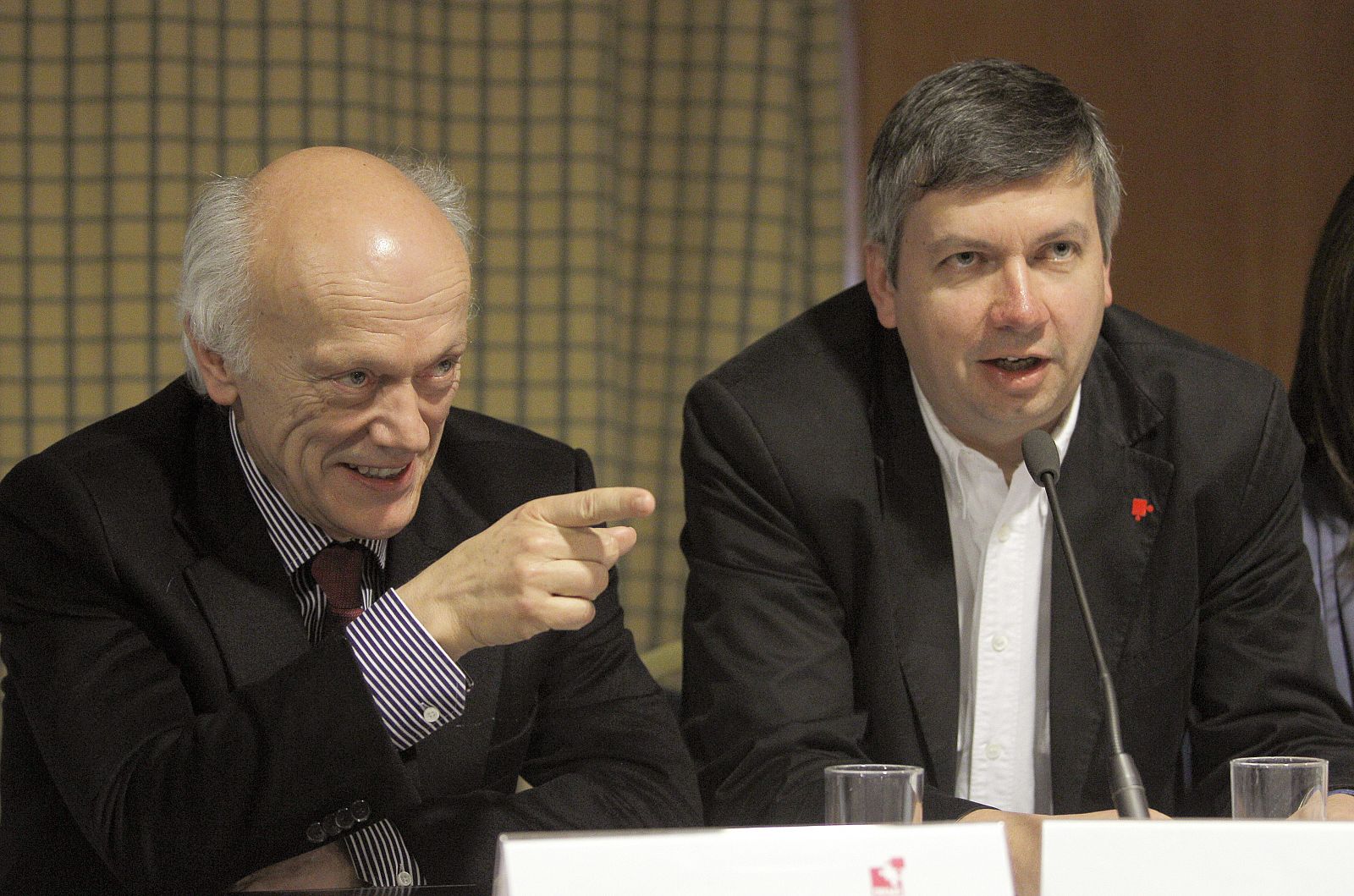 El profesor Gerhard Ehninger (i) y el presidente del Registro Alemán de Donantes de Médula-Ósea DKMS, el profesor Stefan Winter, durante una conferencia de prensa.