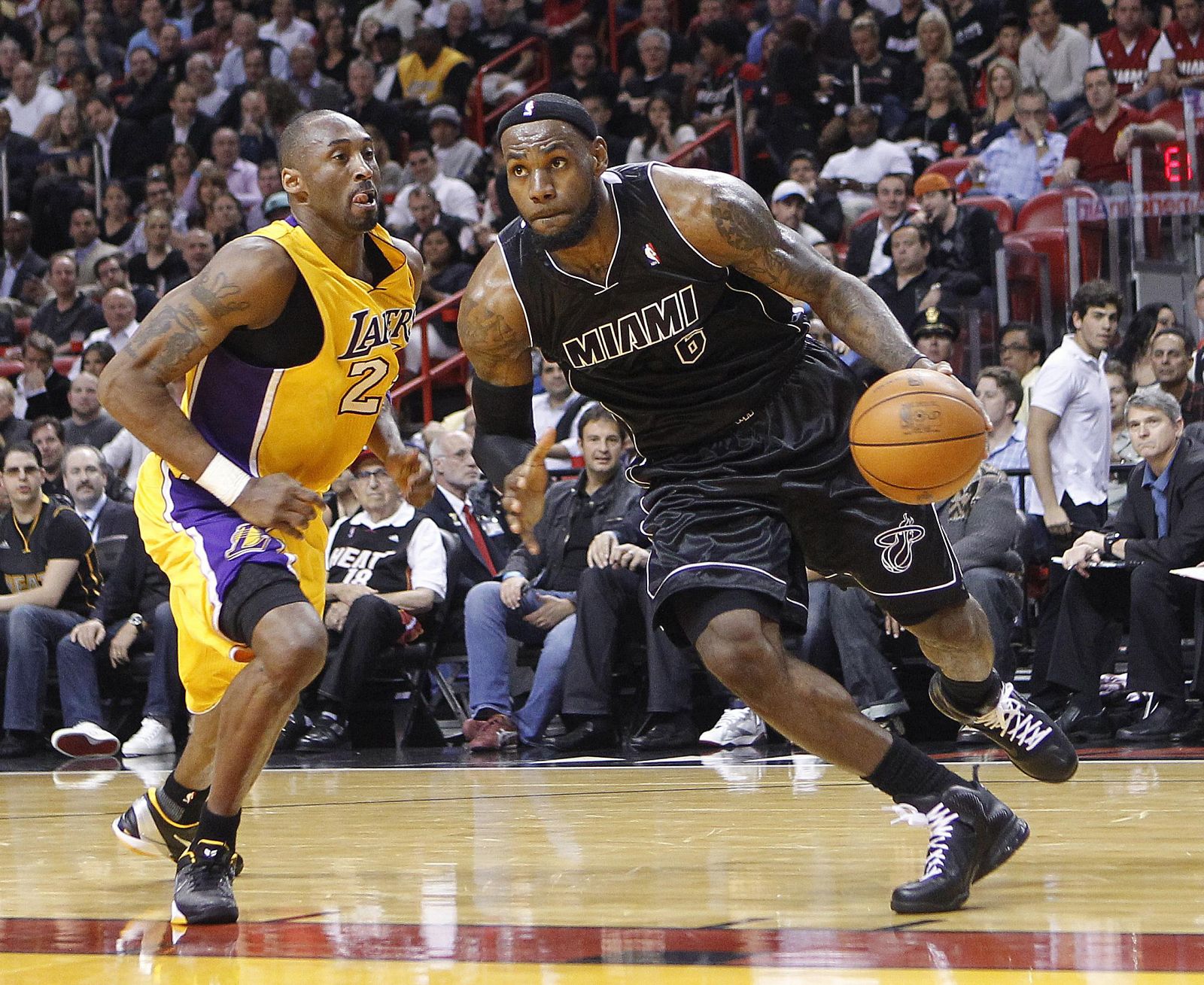 LeBron James, de los Miami Heat, da una pasada a Kobe Bryant, de Los Angeles Lakers.