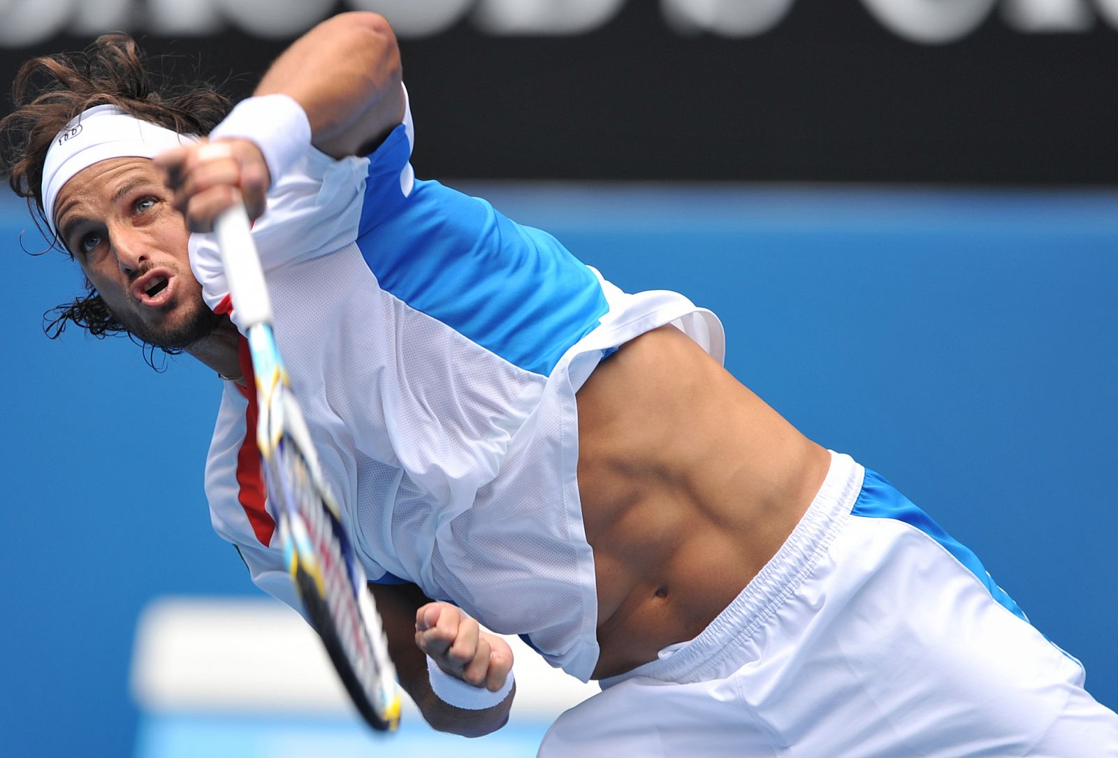 Feliciano Lopez sirve durante su partido frente al estadounidense John Isner al que ha ganado en cinco sets.