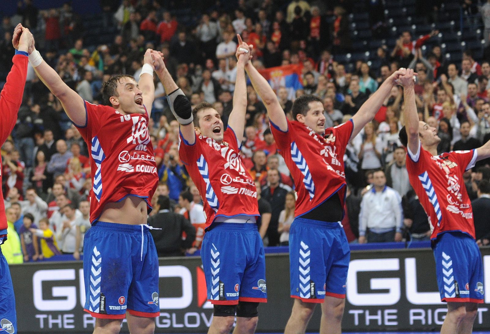 La selección serbia celebra su pase a semifinales del Europeo.