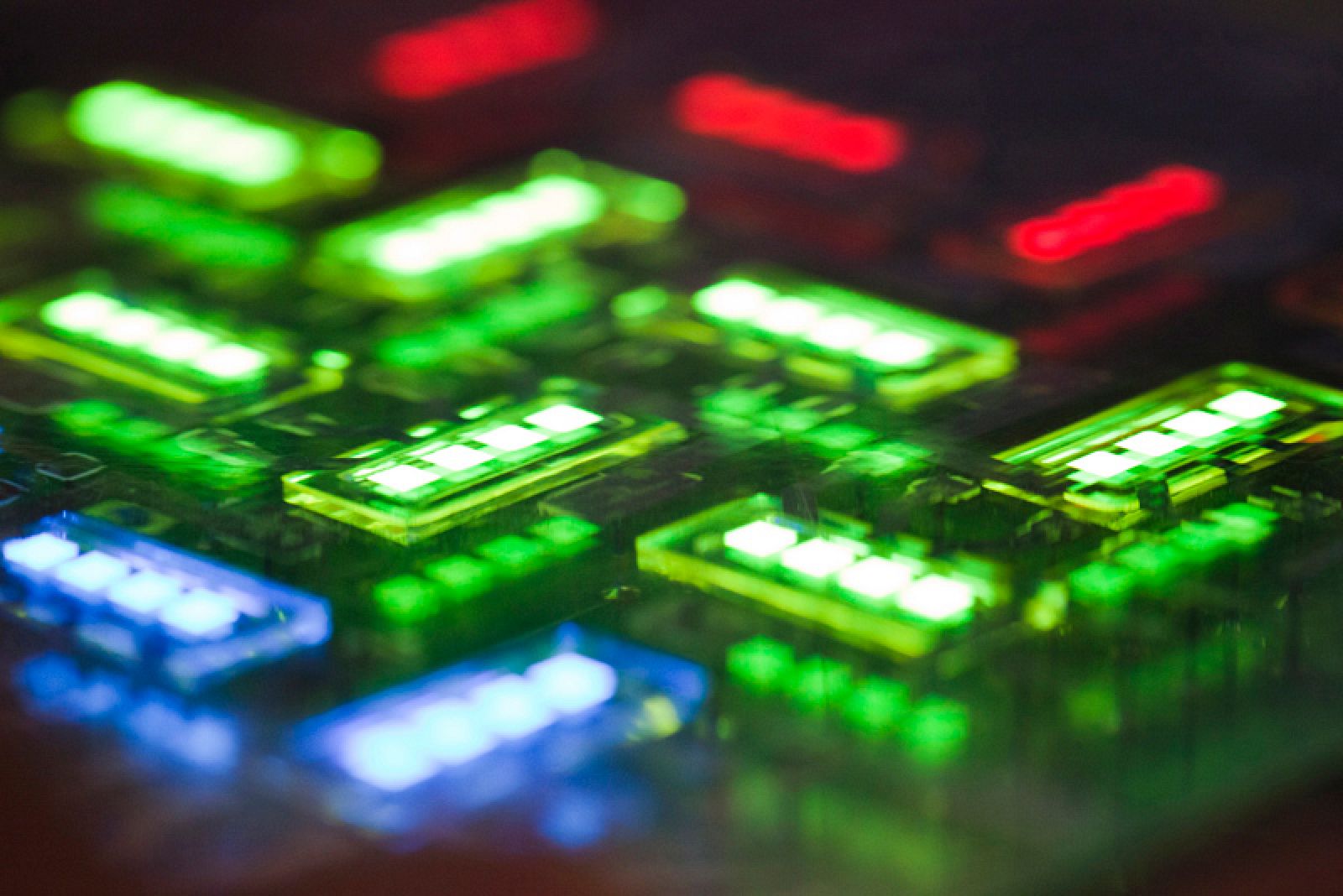 Una pantalla OLED con píxeles rojos, verdes y azules, en una superficie de 2x2 milímetros, con materiales de prueba.