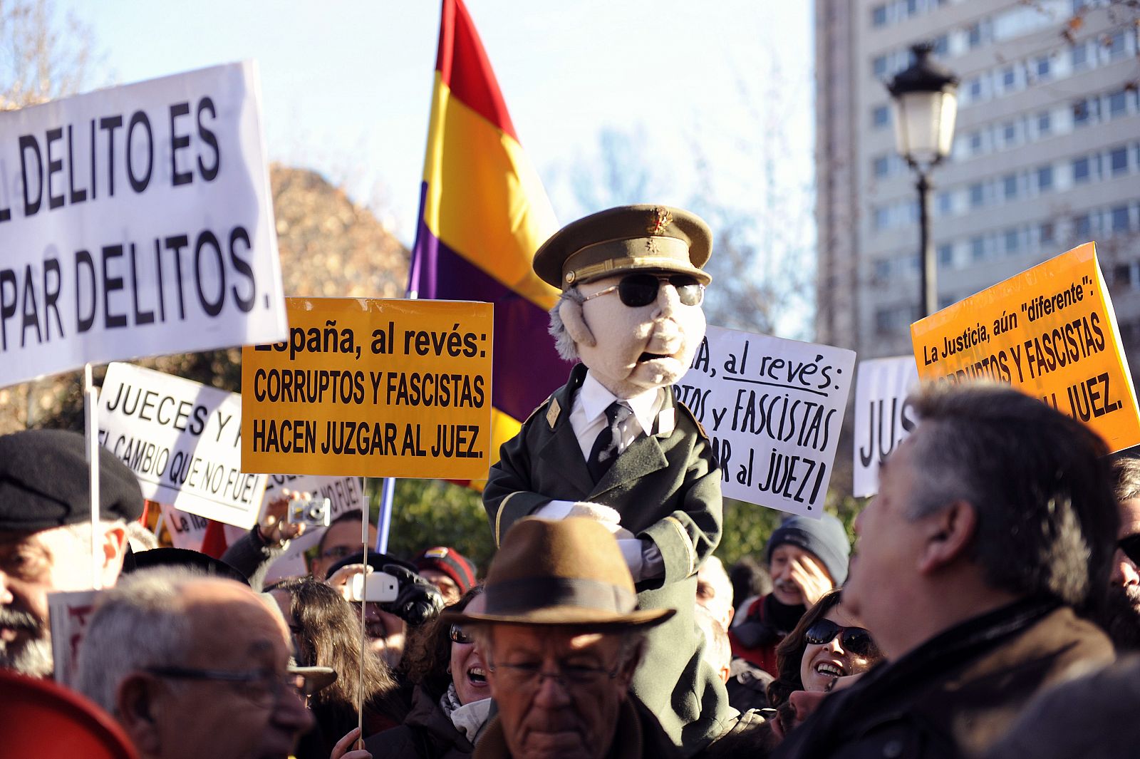 Varias decenas de personas se han concentrado frente al Tribunal Supremo en apoyo al juez Baltasar Garzón.