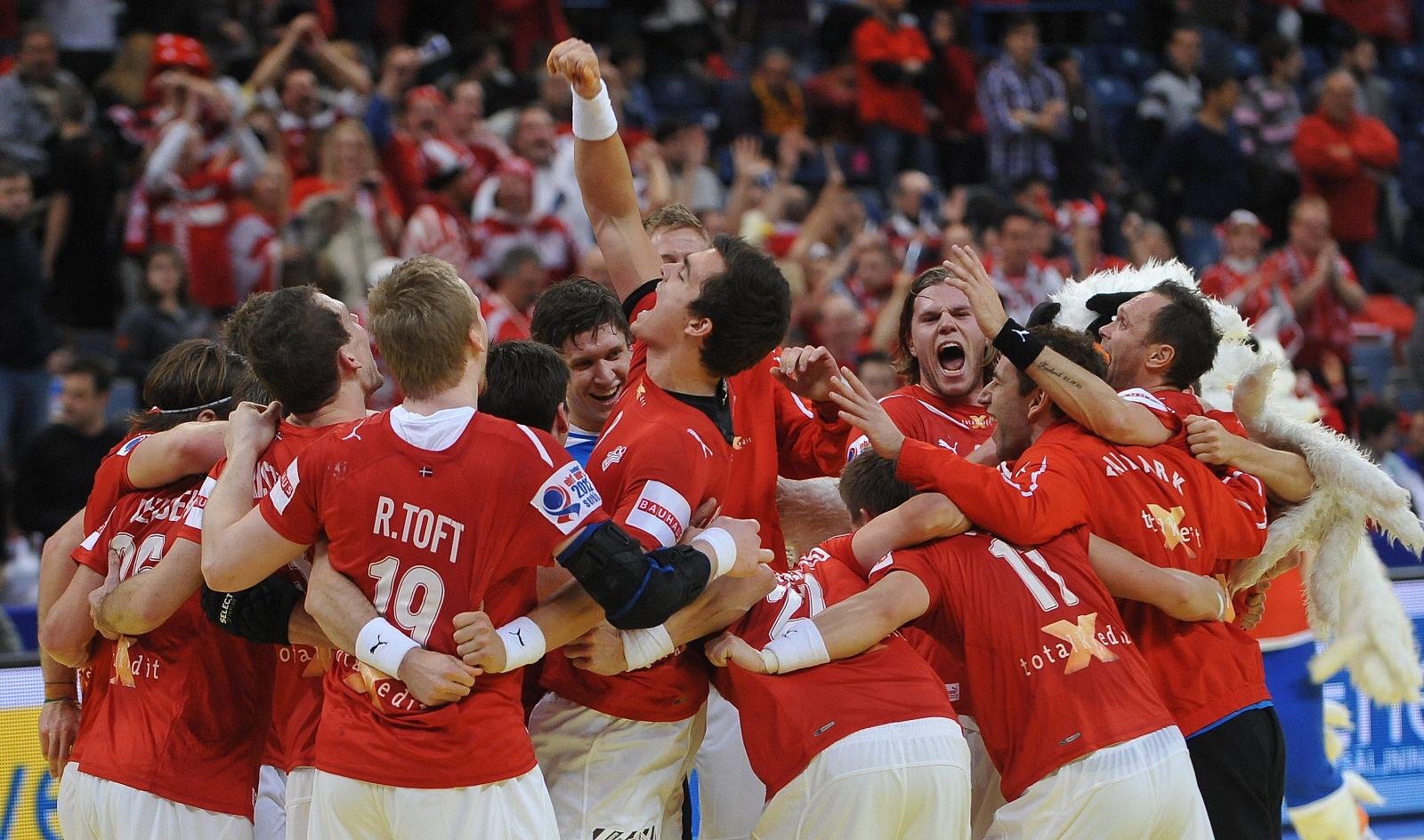 Los jugadores daneses celebran el pase a semifinales de su equipo.