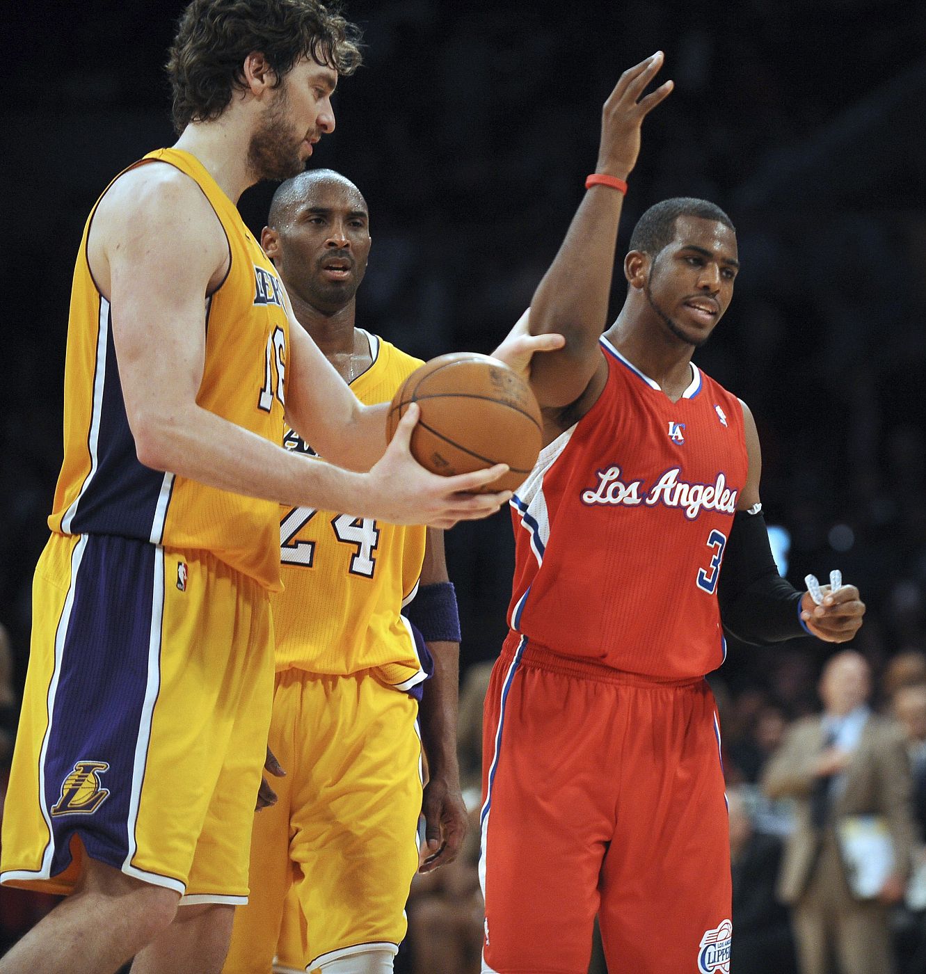 El jugador español Pau Gasol (i), de Los Angeles Lakers, agarra a Chris Paul (d), de Los Angeles Clippers.