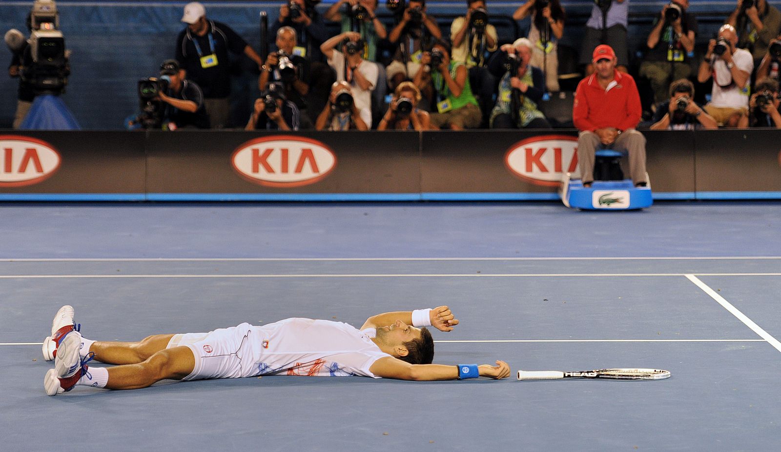 Djokovic se dejó caer al suelo para celebrar su victoria ante Murray y el pase a la final del Open de Australia.