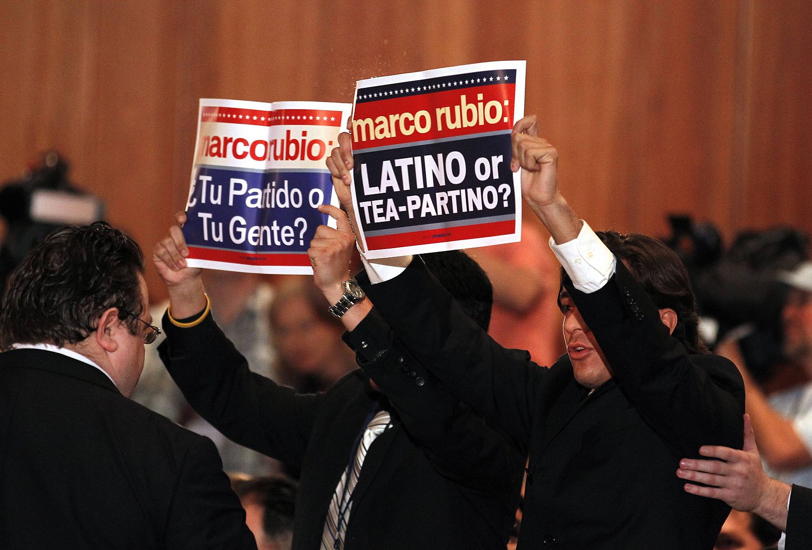 Un grupo de jóvenes interrumpen al senador republicano Marco Rubio por no apoyar reivindicaciones de los latinos.
